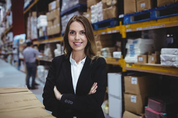 Magazijnbeheerder met gekruiste armen — Stockfoto