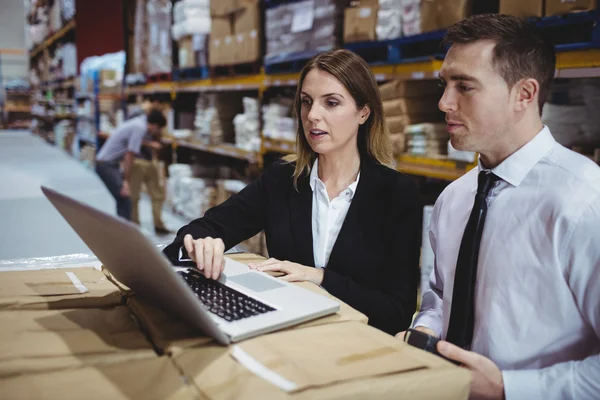 Warehouse managers using laptop — Stock Photo, Image