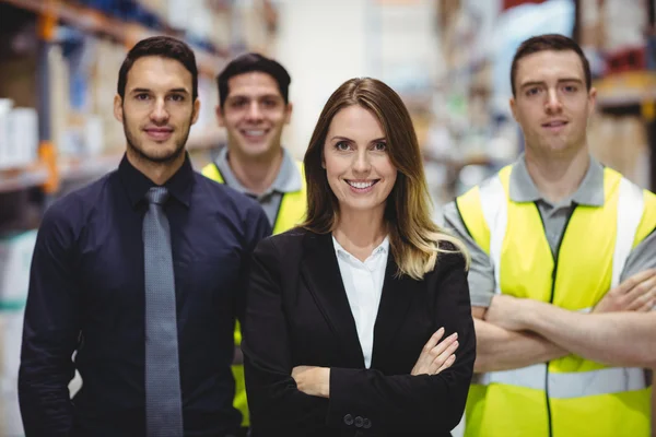 Portret van magazijnbeheerder en werknemers — Stockfoto