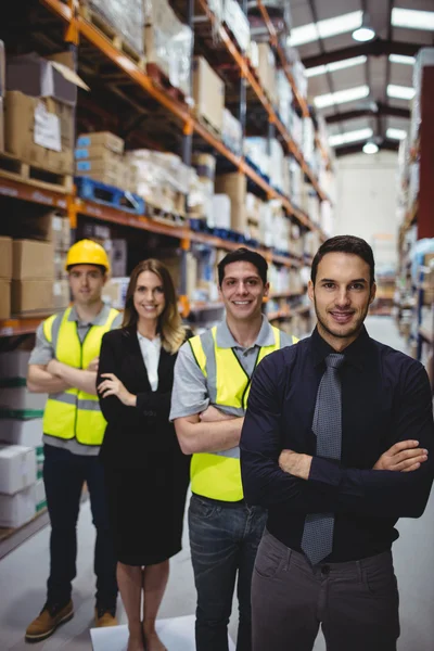 Retrato de gerente de armazém e trabalhadores — Fotografia de Stock