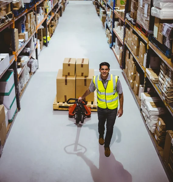 Carro de tracción del trabajador con cajas — Foto de Stock