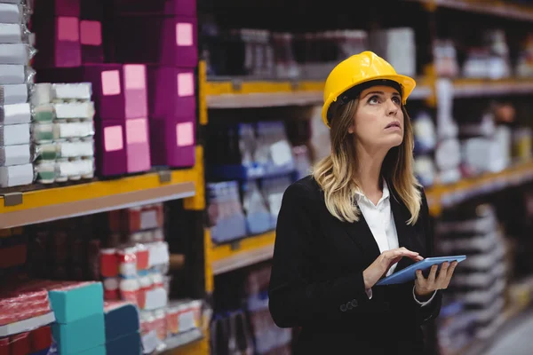 Zakenvrouw die tablet gebruikt — Stockfoto