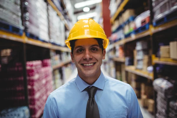 Mujer de negocios sonriente con casco — Foto de Stock