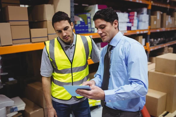 Manager showing tablet to worker — Stock Photo, Image