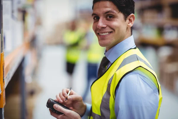 Trabajador de almacén usando escáner de mano — Foto de Stock