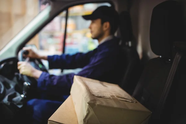 Motorista de entrega van de condução com parcelas no assento — Fotografia de Stock