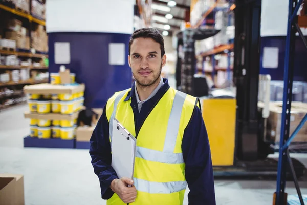 Retrato de trabalhador de armazém com área de transferência — Fotografia de Stock