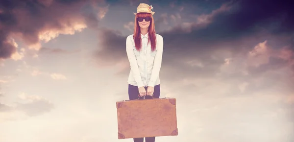Portret kobiety hipster trzyma walizkę — Zdjęcie stockowe