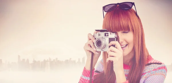 Lächelnde Hipster-Frau beim Fotografieren — Stockfoto