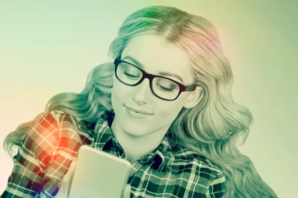 Hipster rubia sonriente hermosa usando teléfono inteligente — Foto de Stock