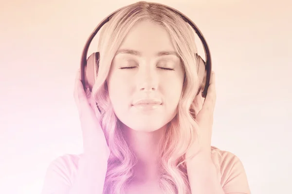 Imagem composta de close-up de uma mulher ouvindo música — Fotografia de Stock