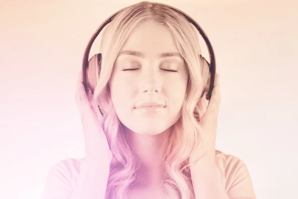 Imagen compuesta del primer plano de una mujer escuchando música — Foto de Stock