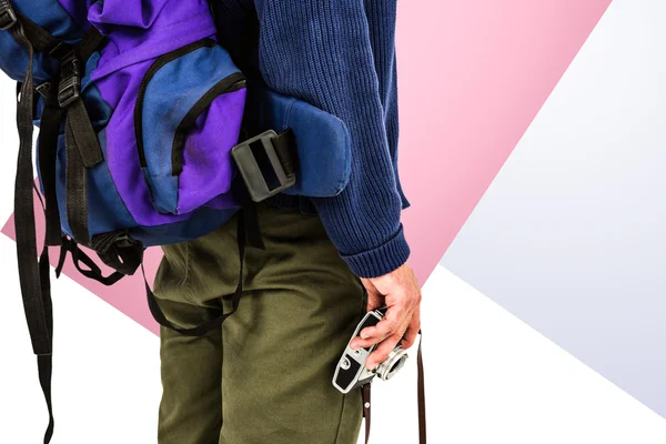 Backpacker hipster holding kamera — Stok fotoğraf
