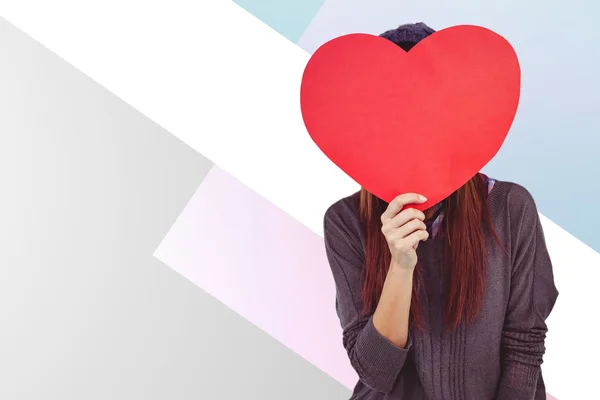 Hipster donna dietro un cuore rosso — Foto Stock