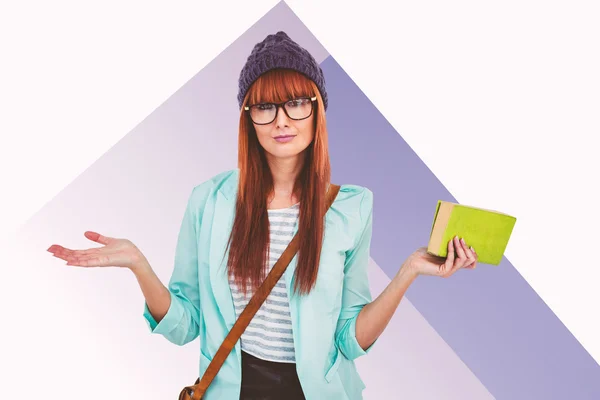 Hipster kvinna med väska och bok — Stockfoto
