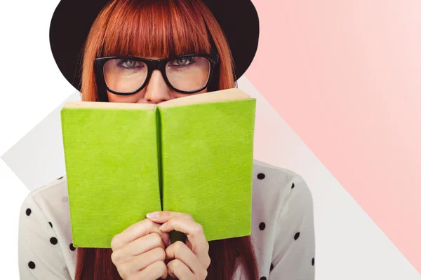 Hipster mujer detrás de un libro verde — Foto de Stock