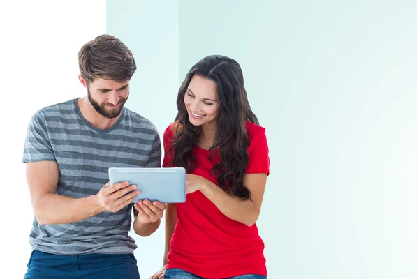Lyckliga paret använder tablet — Stockfoto