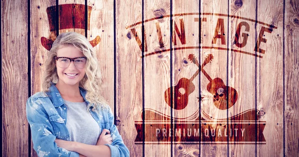 Femme d'affaires portant des lunettes avec les bras croisés — Photo