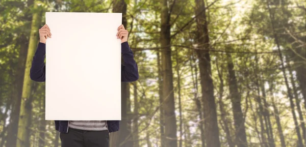 Uomo che mostra cartellone davanti al viso — Foto Stock