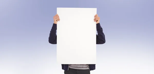 Mann som viser en plakat foran ansiktet – stockfoto