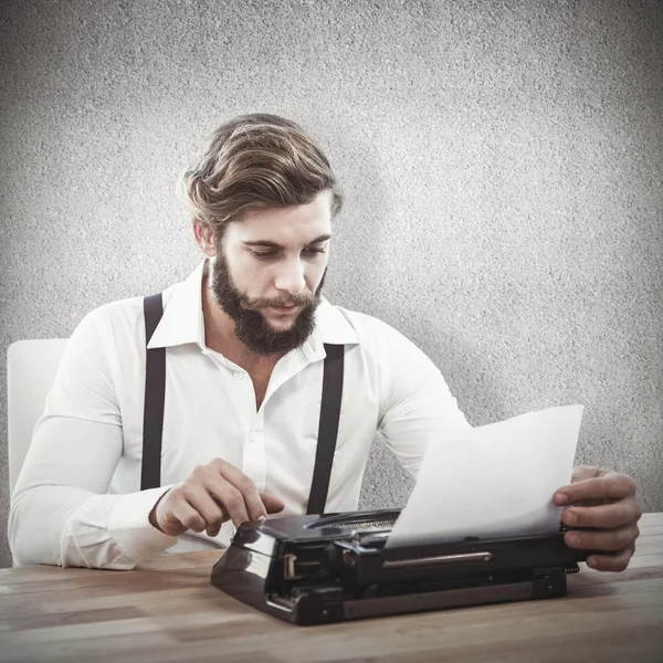 Hipster med skrivmaskin på skrivbord i office — Stockfoto