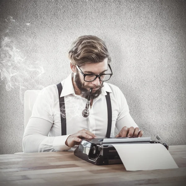 Hipster röka pipa medan du arbetar på skrivmaskin — Stockfoto