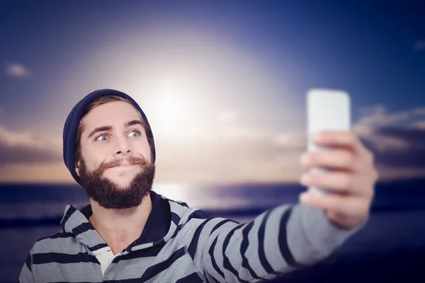 Hipster haciendo cara mientras toma selfie — Foto de Stock