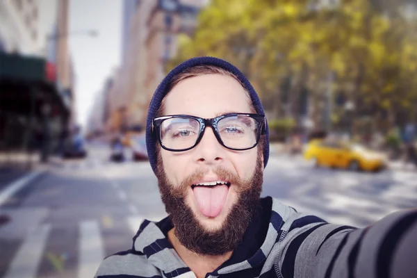 Feliz hipster sobresaliendo lengua — Foto de Stock