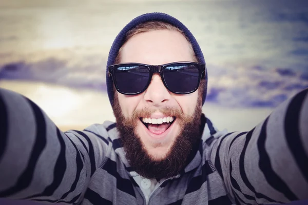 Mutlu hipster güneş gözlüğü takıyor portresi — Stok fotoğraf