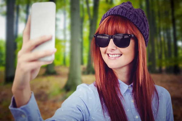 Selfie を取って笑顔の流行に敏感な女性 — ストック写真