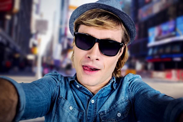 Crazy hipster bär solglasögon — Stockfoto