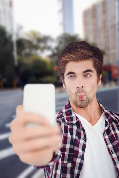 Hombre haciendo cara mientras toma selfie —  Fotos de Stock