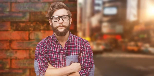 Vertrouwen hipster dragen van bril met armen — Stockfoto