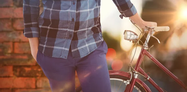 Sección media de hipster con bicicleta —  Fotos de Stock