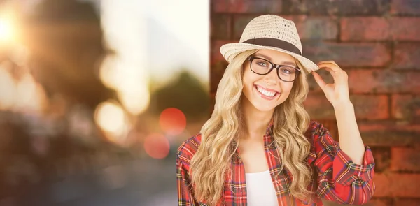 Muhteşem sarışın hipster poz gülümseyen — Stok fotoğraf