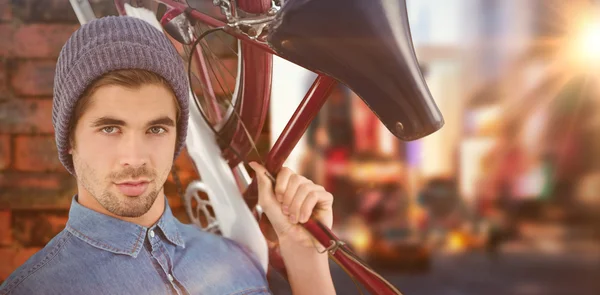 Retrato de hipster llevando bicicleta —  Fotos de Stock