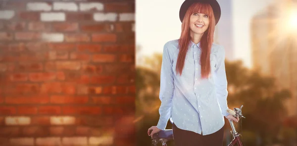 Mujer hipster sonriente apoyada en una bicicleta —  Fotos de Stock