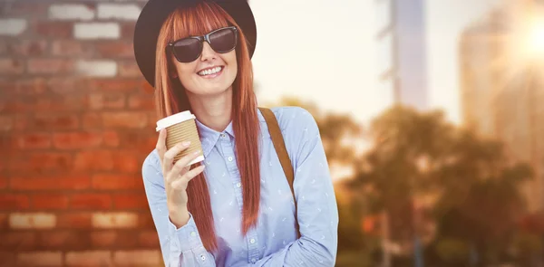 Lächelnde Hipster-Frau beim Kaffeetrinken — Stockfoto