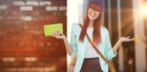 Lachende hipster vrouw met zak en boek — Stockfoto