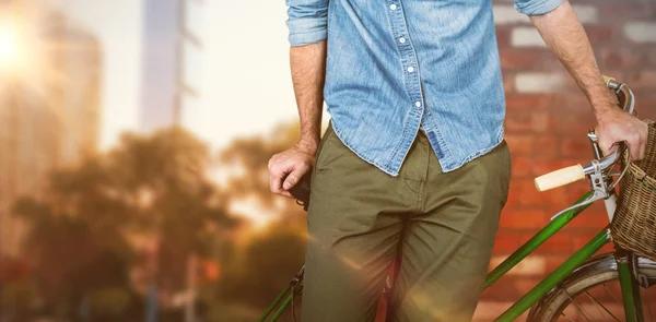 Retrato de hipster de pie con bicicleta —  Fotos de Stock