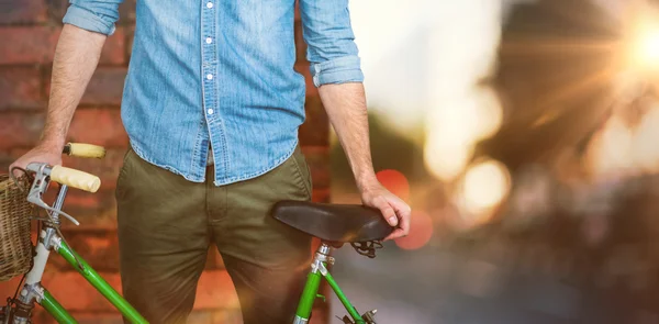 Porträtt av hipster står med cykel — Stockfoto