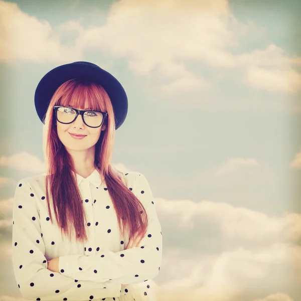 Retrato de uma mulher hipster sorridente com braços — Fotografia de Stock