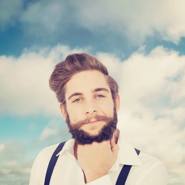 Selbstbewusster Hipster mit Hand am Kinn — Stockfoto