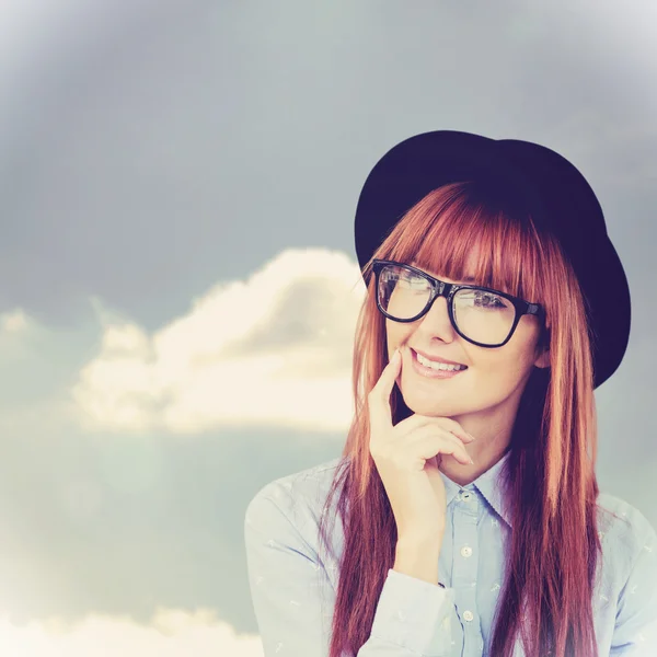 Hipster vrouw poseren gezicht naar de camera glimlachen — Stockfoto