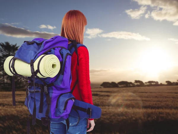 Sorrindo hipster mulher com um saco de viagem — Fotografia de Stock