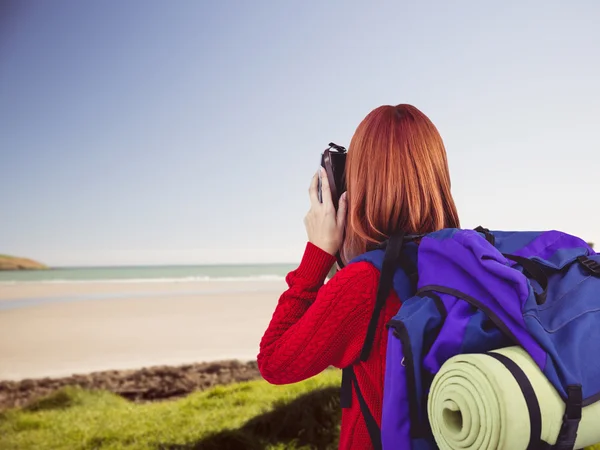 Femme hipster souriante avec un sac de voyage — Photo