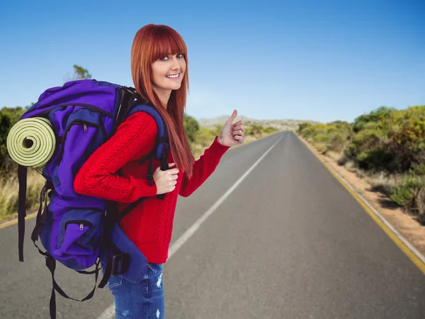 Usmívající se žena bederní s cestovní taška — Stock fotografie