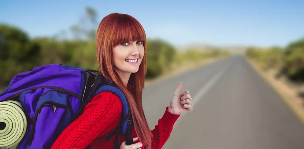 Donna hipster sorridente con una borsa da viaggio — Foto Stock