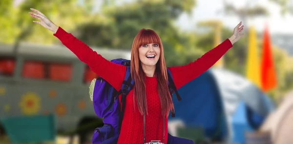 Femme hipster souriante avec un sac de voyage — Photo