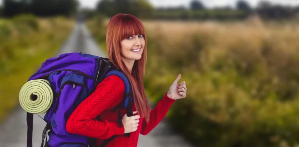 Usmívající se žena bederní s cestovní taška — Stock fotografie